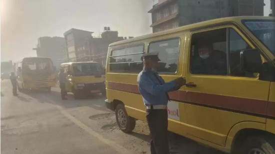 ट्राफिक नियम उल्लंघन गर्ने १६ स्कुल बसका चालक कारबाहीमा 